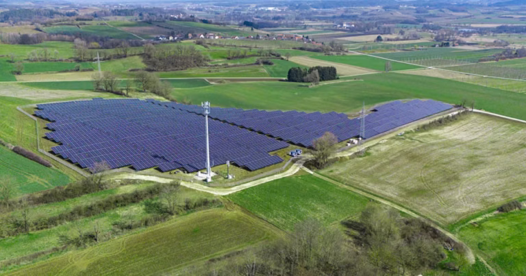 Luftaufnahme des Solarparks Pfaffenhofen in Bayern inmitten landwirtschaftlicher Flächen