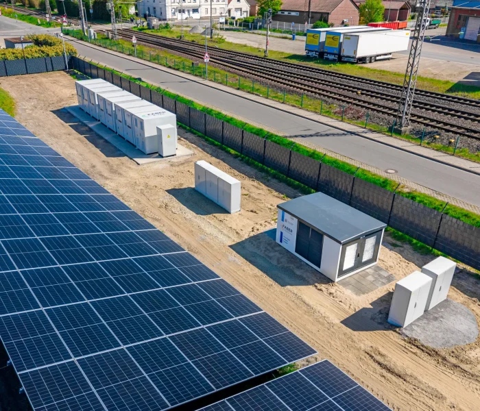 Battery storage container and substation next to module rows in the Solarpark Rödinghausen