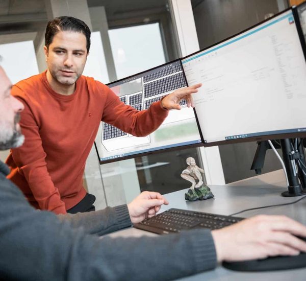 Two employees are discussing matters on monitors in the office in Dresden