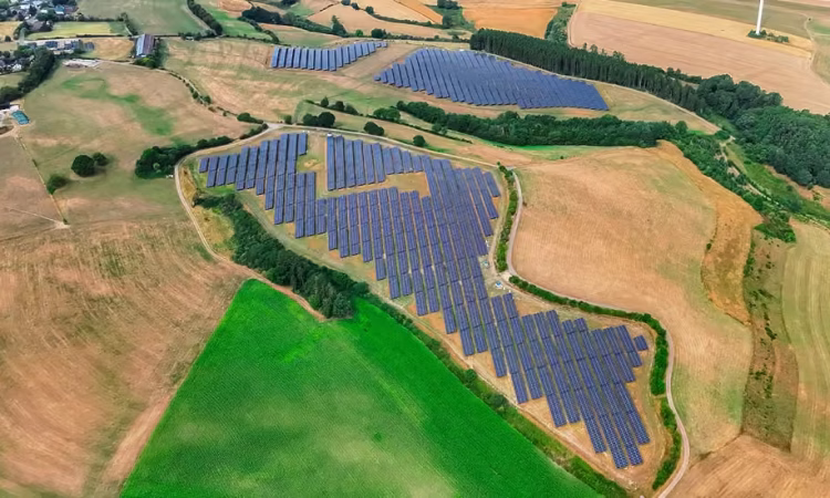 Reference project Heckhuscheid East + West: Solar park with 17.8 MWp, 31.7 MWh battery storage system as well as five transformer stations and one substation.