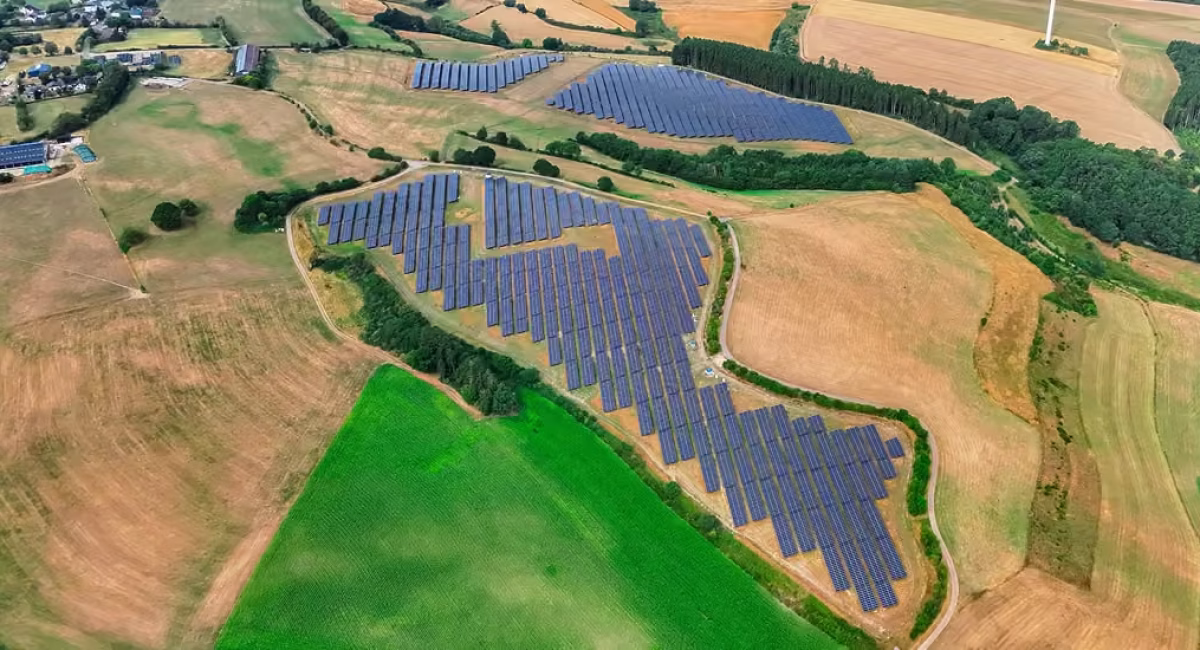 Luftaufnahme des Solarparks Heckhuscheid Ost und West mit 17,8 MWp in hügeliger Landschaft