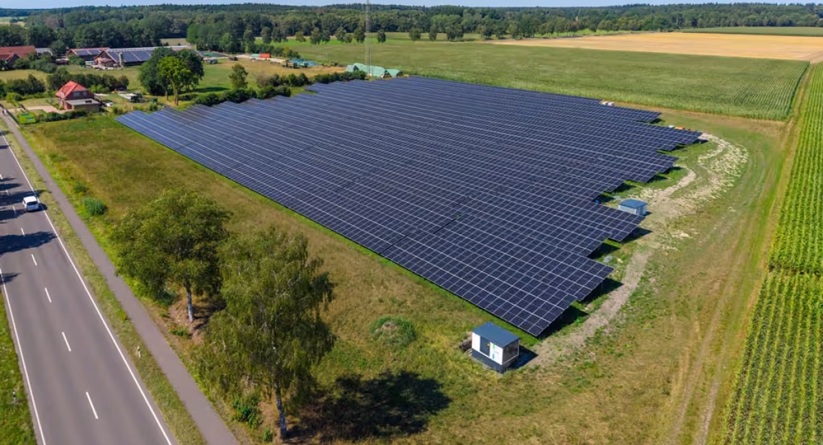 Luftaufnahme des Solarparks Munster-Alvern in Niedersachsen mit großflächigen Photovoltaikmodulen zwischen Feldern und einer Landstraße
