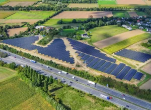 Aerial view of a ground-mounted photovoltaic system by Faber Solartechnik – Turnkey ground-mounted system