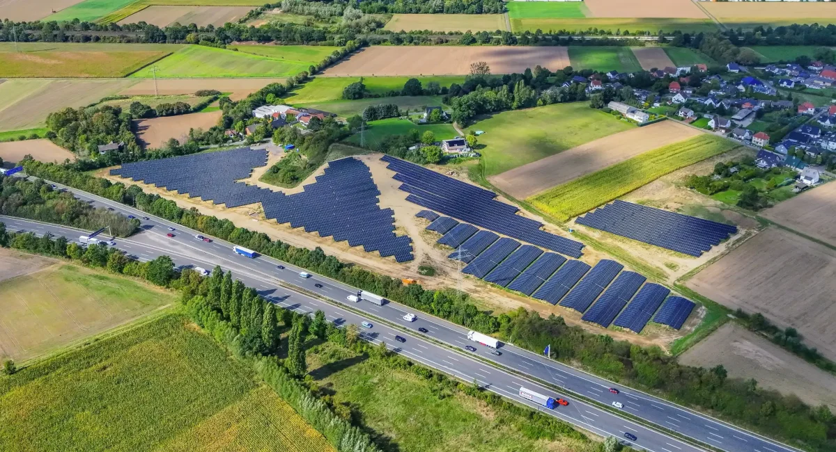Luftaufnahme einer Photovoltaik-Freiflächenanlage von Faber Solartechnik – Schlüsselfertige Freiflächenanlage
